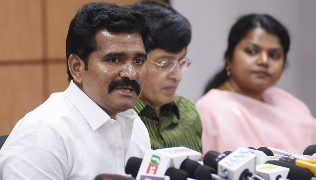மதுரை மீனாட்சி அம்மன் கோயில் கும்பாபிஷேக விழா: முதல்வர் விஜய் பங்கேற்கவில்லை - அமைச்சர் நிர்மல் குமார் தகவல்!